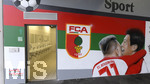 17.10.2020, Fussball 1. Bundesliga 2020/2021, 4. Spieltag, FC Augsburg - RB Leipzig, in der WWK-Arena Augsburg,   Eingang zur Herrentoilette mit einem Wappen an der Wand und einer Malerei.


