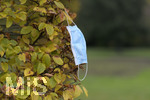 19.10.2020, Symbolbild, Corona-Krise, Eine Einweg-Maske hngt im Baum mit Herbstlaub.