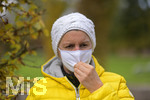 19.10.2020, Symbolbild, Corona-Krise, Frau mit Mund-Nasen-Maske im herbstlichen Kurpark. (Modelreleased)