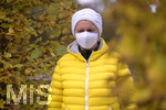 19.10.2020, Symbolbild, Corona-Krise, Frau mit Mund-Nasen-Maske im herbstlichen Kurpark. (Modelreleased)