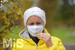 19.10.2020, Symbolbild, Corona-Krise, Frau mit Mund-Nasen-Maske im herbstlichen Kurpark. (Modelreleased)