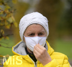 19.10.2020, Symbolbild, Corona-Krise, Frau mit Mund-Nasen-Maske im herbstlichen Kurpark. (Modelreleased)