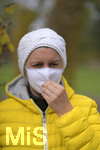 19.10.2020, Symbolbild, Corona-Krise, Frau mit Mund-Nasen-Maske im herbstlichen Kurpark. (Modelreleased)
