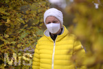 19.10.2020, Symbolbild, Corona-Krise, Frau mit Mund-Nasen-Maske im herbstlichen Kurpark. (Modelreleased)