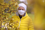 19.10.2020, Symbolbild, Corona-Krise, Frau mit Mund-Nasen-Maske im herbstlichen Kurpark. (Modelreleased)