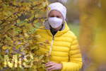 19.10.2020, Symbolbild, Corona-Krise, Frau mit Mund-Nasen-Maske im herbstlichen Kurpark. (Modelreleased)