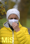 19.10.2020, Symbolbild, Corona-Krise, Frau mit Mund-Nasen-Maske im herbstlichen Kurpark. (Modelreleased)