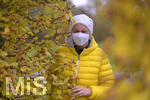 19.10.2020, Symbolbild, Corona-Krise, Frau mit Mund-Nasen-Maske im herbstlichen Kurpark. (Modelreleased)