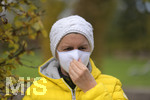 19.10.2020, Symbolbild, Corona-Krise, Frau mit Mund-Nasen-Maske im herbstlichen Kurpark. (Modelreleased)