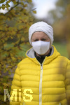 19.10.2020, Symbolbild, Corona-Krise, Frau mit Mund-Nasen-Maske im herbstlichen Kurpark. (Modelreleased)