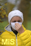 19.10.2020, Symbolbild, Corona-Krise, Frau mit Mund-Nasen-Maske im herbstlichen Kurpark. (Modelreleased)