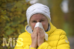 19.10.2020, Symbolbild, Grippe und Erkltungs-Saison fngt wieder an, Frau schneuzt sich die Nase im herbstlichen Kurpark. (Modelreleased)