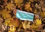 20.10.2020, Symbolbild, Corona-Krise, Eine Einweg-Maske liegt im Herbstlaub. 