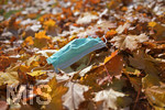 20.10.2020, Symbolbild, Corona-Krise, Eine Einweg-Maske liegt im Herbstlaub. 