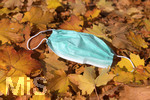 20.10.2020, Symbolbild, Corona-Krise, Eine Einweg-Maske liegt im Herbstlaub. 
