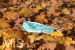 20.10.2020, Symbolbild, Corona-Krise, Eine Einweg-Maske liegt im Herbstlaub. 