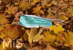 20.10.2020, Symbolbild, Corona-Krise, Eine Einweg-Maske liegt im Herbstlaub. 