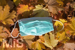 20.10.2020, Symbolbild, Corona-Krise, Eine Einweg-Maske liegt im Herbstlaub. 