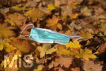 20.10.2020, Symbolbild, Corona-Krise, Eine Einweg-Maske liegt im Herbstlaub. 