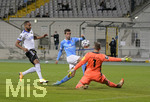 21.10.2020, Fussball 3. Liga 2020/2021, 6. Spieltag, TSV 1860 Mnchen - 1.FC Saarbrcken, im Grnwalder Stadion Mnchen,  Riesen Torchance in der Anfangsphase fr Stefan Lex (mitte, TSV 1860 Mnchen) gegen Torwart Daniel Batz (1.FC Saarbrcken) 


