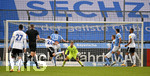 21.10.2020, Fussball 3. Liga 2020/2021, 6. Spieltag, TSV 1860 Mnchen - 1.FC Saarbrcken, im Grnwalder Stadion Mnchen, Sebastian Jacob (li, 1.FC Saarbrcken) Torschuss zum 1:0 per Kopfball. Sascha Mlders (TSV 1860 Mnchen) und Torwart Marco Hiller (mitte, TSV 1860 Mnchen) ohne Abwehrchance.


