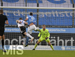 21.10.2020, Fussball 3. Liga 2020/2021, 6. Spieltag, TSV 1860 Mnchen - 1.FC Saarbrcken, im Grnwalder Stadion Mnchen, Sebastian Jacob (li, 1.FC Saarbrcken) Torschuss zum 1:0 per Kopfball. Sascha Mlders (TSV 1860 Mnchen) und Torwart Marco Hiller (re, TSV 1860 Mnchen) ohne Abwehrchance.


