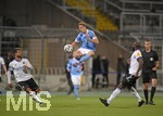 21.10.2020, Fussball 3. Liga 2020/2021, 6. Spieltag, TSV 1860 Mnchen - 1.FC Saarbrcken, im Grnwalder Stadion Mnchen, Dennis Dressel (TSV 1860 Mnchen) in der Luft 


