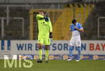 21.10.2020, Fussball 3. Liga 2020/2021, 6. Spieltag, TSV 1860 Mnchen - 1.FC Saarbrcken, im Grnwalder Stadion Mnchen, Torwart Marco Hiller (TSV 1860 Mnchen) und Quirin Moll (TSV 1860 Mnchen) nach dem Spiel frustriert.



