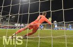 21.10.2020, Fussball 3. Liga 2020/2021, 6. Spieltag, TSV 1860 Mnchen - 1.FC Saarbrcken, im Grnwalder Stadion Mnchen,  Torschuss Elfmeter zum 1:2 von Quirin Moll (TSV 1860 Mnchen) gegen Torwart Daniel Batz (1.FC Saarbrcken) 


