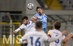 21.10.2020, Fussball 3. Liga 2020/2021, 6. Spieltag, TSV 1860 Mnchen - 1.FC Saarbrcken, im Grnwalder Stadion Mnchen, re: Dennis Erdmann (TSV 1860 Mnchen) Kopfball.


