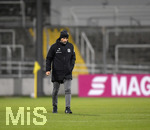 21.10.2020, Fussball 3. Liga 2020/2021, 6. Spieltag, TSV 1860 Mnchen - 1.FC Saarbrcken, im Grnwalder Stadion Mnchen, Sportdirektor Gnther Gorenzel (TSV 1860) nachdenklich nach dem Spiel auf dem Platz.


