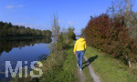 22.10.2020, Bad Wrishofen, Stausee Stockheim, der Herbst frbt die Bltter gelb und braun. Spaziergngerin auf dem Staudamm. 