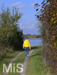 22.10.2020, Bad Wrishofen, Stausee Stockheim, der Herbst frbt die Bltter gelb und braun. Spaziergngerin auf dem Staudamm. 