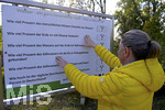 22.10.2020, Bad Wrishofen, Spaziergang an der Wertach, Tafel mit Fragen und Antworten am Naturlehrpfad.