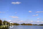 22.10.2020, Bad Wrishofen, Stausee Irsingen, Boote liegen eingepackt am Steg, der Herbst frbt die Bltter gelb und braun. 