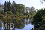 22.10.2020, Bad Wrishofen, an der Wertach, ein Schwan auf dem Wasser. 