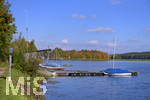 22.10.2020, Bad Wrishofen, Stausee Irsingen, Boote liegen eingepackt am Steg, der Herbst frbt die Bltter gelb und braun.