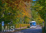 22.10.2020, Bad Wrishofen, ein Linienbus der Stadt fhrt durch die Herbstlichen Strassen.