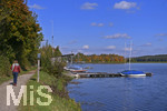 22.10.2020, Bad Wrishofen, Stausee Irsingen, Boote liegen eingepackt am Steg, der Herbst frbt die Bltter gelb und braun. Spaziergngerin auf dem Staudamm. 