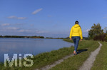 22.10.2020, Bad Wrishofen, Stausee Stockheim, der Herbst frbt die Bltter gelb und braun. Spaziergngerin auf dem Staudamm. 