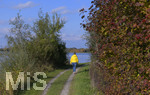 22.10.2020, Bad Wrishofen, Stausee Stockheim, der Herbst frbt die Bltter gelb und braun. Spaziergngerin auf dem Staudamm. 