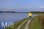 22.10.2020, Bad Wrishofen, Stausee Stockheim, der Herbst frbt die Bltter gelb und braun. Spaziergngerin auf dem Staudamm. 