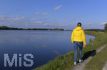 22.10.2020, Bad Wrishofen, Stausee Stockheim, der Herbst frbt die Bltter gelb und braun. Spaziergngerin auf dem Staudamm. 