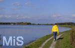22.10.2020, Bad Wrishofen, Stausee Stockheim, der Herbst frbt die Bltter gelb und braun. Spaziergngerin auf dem Staudamm. 