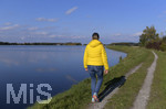 22.10.2020, Bad Wrishofen, Stausee Stockheim, der Herbst frbt die Bltter gelb und braun. Spaziergngerin auf dem Staudamm. 