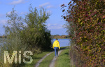 22.10.2020, Bad Wrishofen, Stausee Stockheim, der Herbst frbt die Bltter gelb und braun. Spaziergngerin auf dem Staudamm. 