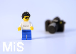 25.11.2020, Bad Wrishofen (Unterallgu), Studioaufnahme Lego-Figur mit dem Namen Bernd neben einem Fotoapparat. 