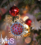 26.11.2020,   Symbolbild, Am Weihnachstbaum im Wohnzimmer hngt ein Corona-Virus. Wegen der Corona-Pandemie knnte das Weihnachtsfest dieses Jahr fr viele etwas anders werden.  
