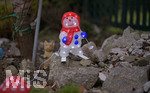 01.12.2020,  Weihnachts-Dekoration in einem Garten in Bayern. EIn Weihnachtsmann auf Skiern im Garten ohne Schnee.