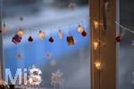 01.12.2020,  Weihnachts-Dekoration in einem Wohnzimmer in Bayern.